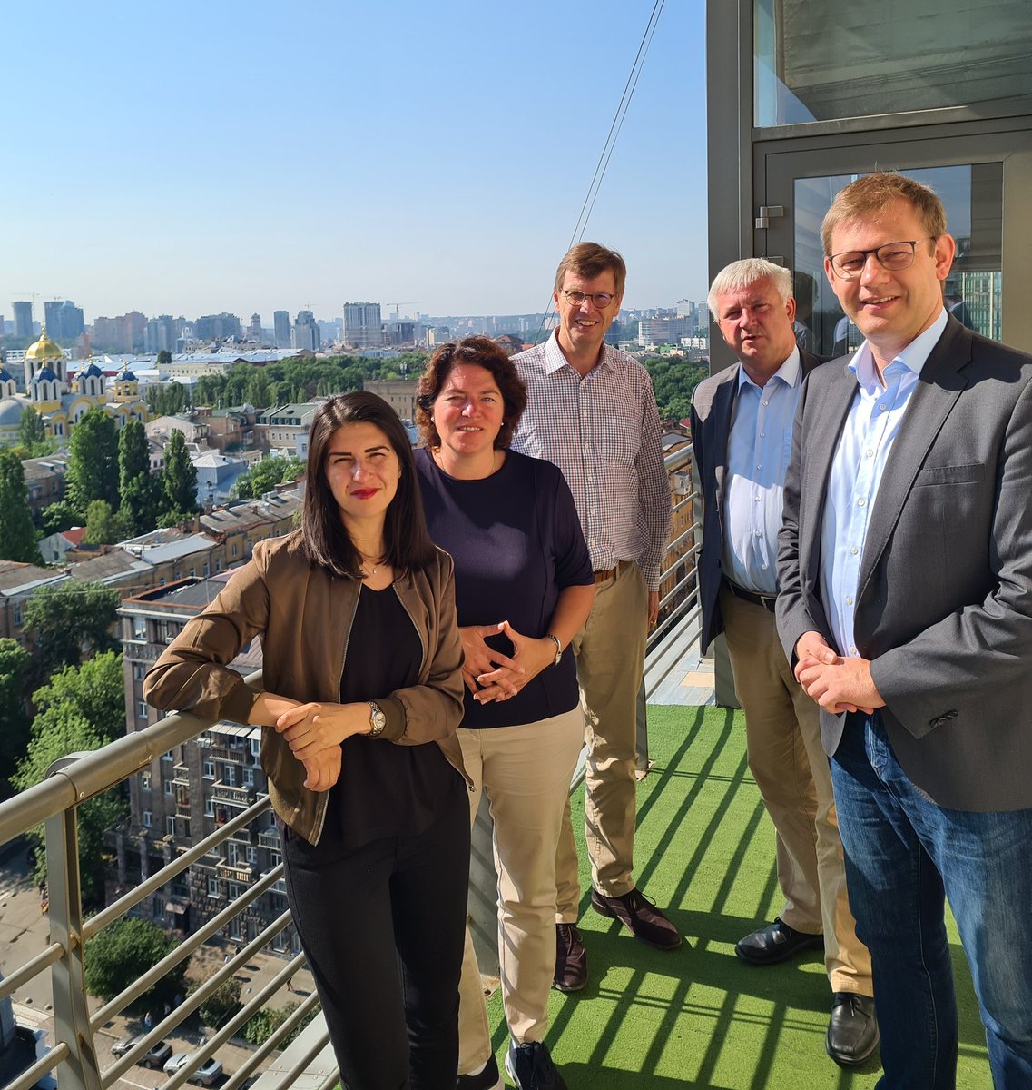 Guten Morgen aus Kiew! Wir wollen aus erster Hand erfahren, was die #Ukraine braucht, um diesen Krieg zu gewinnen. Dazu führen wir heute Gespräche mit ukrainischen Politikern in Regierung &amp; Parlament 🇩🇪🤝🇺🇦 <a href="/cducsubt/">CDU·CSU</a> <a href="/csu_bt/">CSU im Bundestag</a> #Kiew  #UkraineRussiaWar