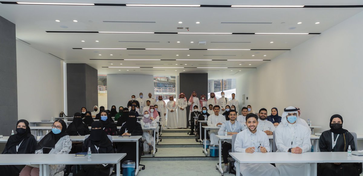 QimamFellowship's tweet photo. حظيَ القمميّون اليوم بزيارة ملهمة وثرية إلى مقر الصندوق الصناعي، التقوا فيها بـ م.نور شبيب @Nshabib -نائب الرئيس التنفيذي- @SIDFSA وبعض من القيادات الشابة، للتعريف بعمل الصندوق والمشاريع التي يعمل عليها، والفرص التي يقدمها الصندوق لدعم الشباب ورواد الأعمال. #برنامج_قمم https://t.co/0Cxzfk6sUI