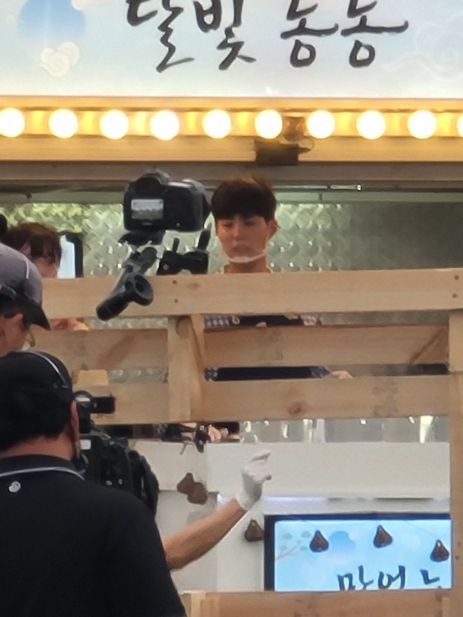 설마 구르미그린달빛이라서 달빛 동동...?ㅋㅋㅋㅋㅋㅋㅋㅋㅋㅋ 달빛 사장님 왤케 울상이신거에여ㅠㅠㅠㅠㅠㅠㅠㅠㅠ