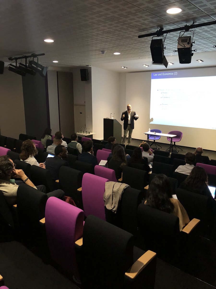 LECHEVALIER Fabien (@fabien_lcvl) on Twitter photo Le Pr. Simone M. Sepe <a href="/uarizona/">University of Arizona</a> présente les fondements de l’analyse économique du droit.
cc <a href="/RulesForGrowth/">Droit & Croissance</a> <a href="/Svermeille/">Sophie Vermeille</a> <a href="/oudin_paul/">Paul Oudin</a> Le Pr. Simone M. Sepe <a href="/uarizona/">University of Arizona</a> présente les fondements de l’analyse économique du droit.
cc <a href="/RulesForGrowth/">Droit & Croissance</a> <a href="/Svermeille/">Sophie Vermeille</a> <a href="/oudin_paul/">Paul Oudin</a>