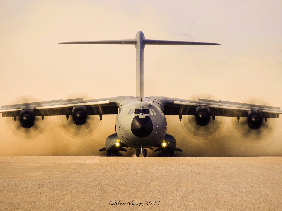 EstebanPhoto11's tweet photo. Aterrizaje táctico (y polvoriento) del poderoso #A400M del @EjercitoAire. https://t.co/ZvRLZ6gDID