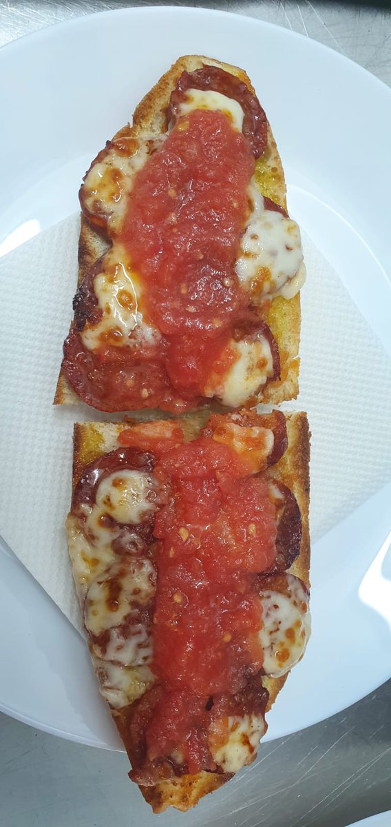MaranaCerve's tweet photo. 🍻🥖🍞Aperitivicos buenos en @MaranaCerve Ven a probar nuestras deliciosas tostas 😋con una @estrellalevante https://t.co/rslBXEuW1W