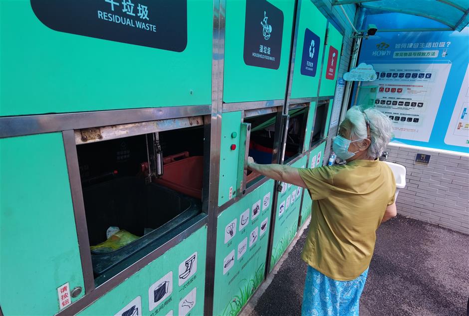 shanghaidaily's tweet photo. #Shanghai has made remarkable progress in its #trashsorting campaign over the past three years since its garbage classification regulations went into effect on July 1, 2019, despite the impact of the COVID-19 pandemic, local authorities said. https://t.co/XuiHwIBsYu https://t.co/X36xnjbR8i