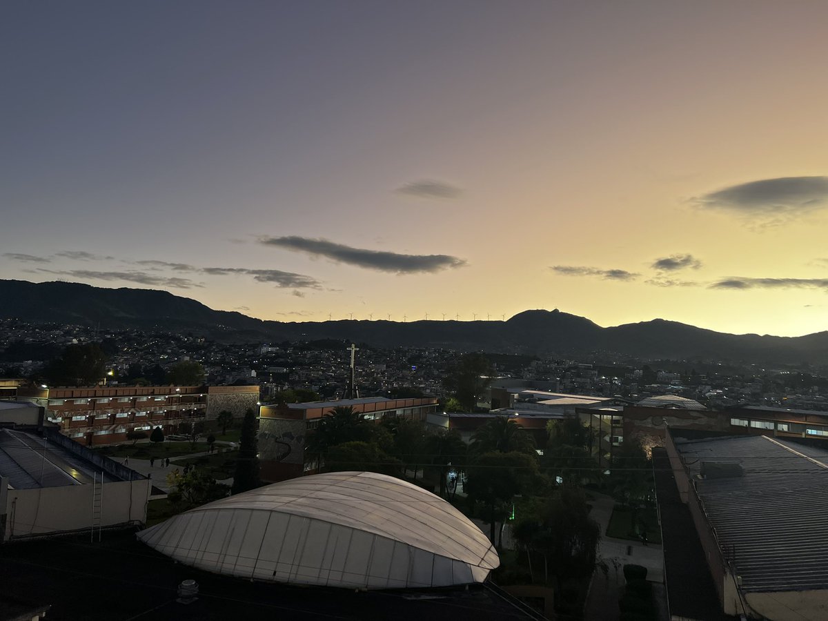 cortizleon's tweet photo. @galoeduardobici Espero pueda disfrutar de atardecer así https://t.co/4uJNaH07Vs
