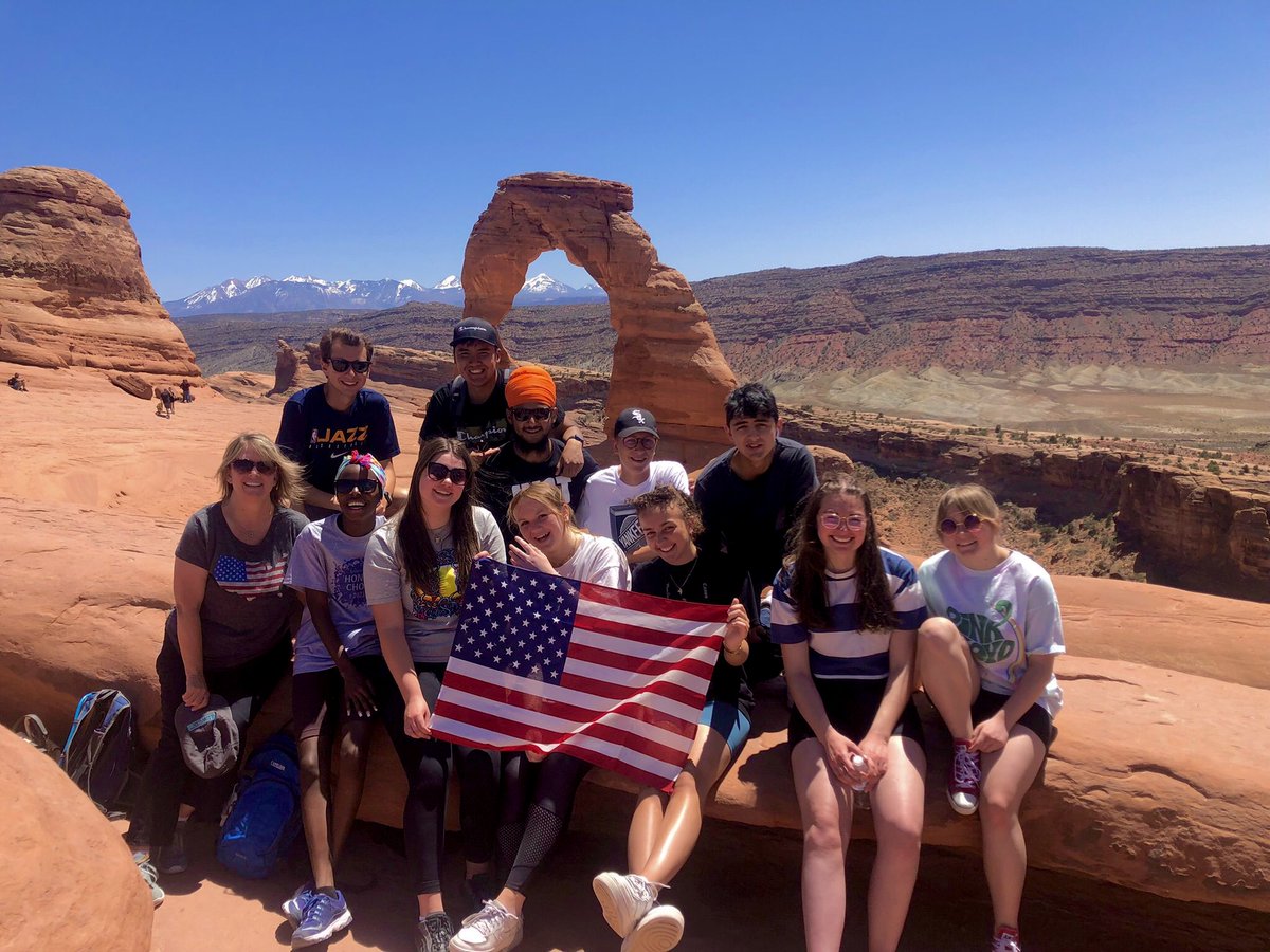 WEPFrance's tweet photo. On court rejoindre Jade pour découvrir ce magnifique paysage digne d'une carte postale 😍🇺🇸 https://t.co/mB3AK1pu4m