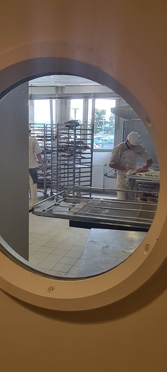 TISSERANDMASSAR's tweet photo. [#Formation #Restauration]🔴En direct du #CampusdeGroisy découverte des métiers de la #Gastronomie &amp; des #formations pour y accéder.
En bonus :
🎙️Témoignage passionné &amp; passionnant de Catherine &amp; J-Luc Botti, 1er couple Meilleur Ouvrier de France Primeur
👩‍🍳Visite des laboratoires https://t.co/68ptfzVUHP