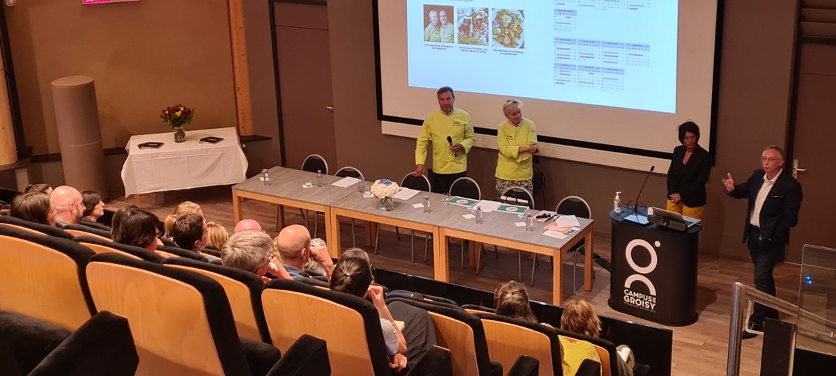 TISSERANDMASSAR's tweet photo. [#Formation #Restauration]🔴En direct du #CampusdeGroisy découverte des métiers de la #Gastronomie &amp; des #formations pour y accéder.
En bonus :
🎙️Témoignage passionné &amp; passionnant de Catherine &amp; J-Luc Botti, 1er couple Meilleur Ouvrier de France Primeur
👩‍🍳Visite des laboratoires https://t.co/68ptfzVUHP