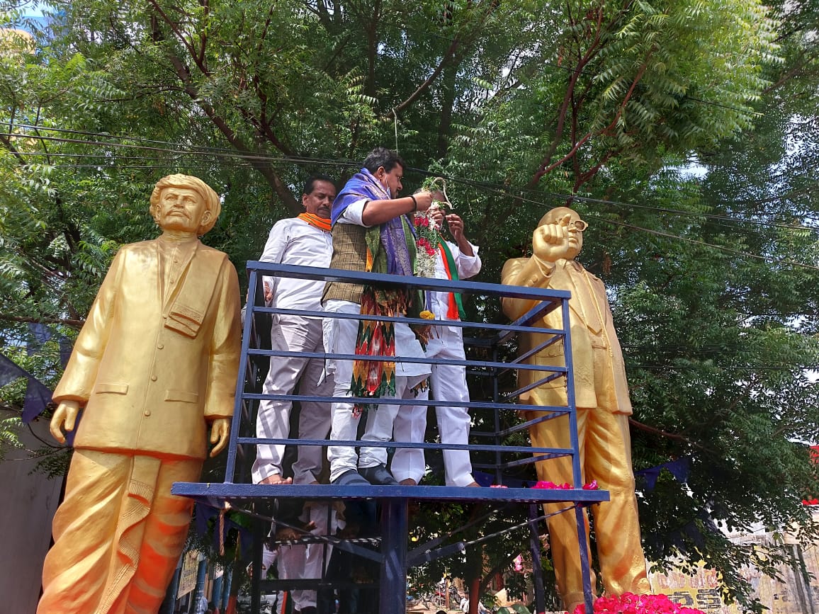 NitinNabin's tweet photo. राष्ट्रीय कार्यसमिति बैठक सह विधानसभा प्रवास के दौरान आज तेलंगाना के चेवेल्ला विधानसभा में महान स्वतंत्रता सेनानी चित्यला ऐलम्मा जी, समाज सुधारक ज्योतिबा फूले एवं बाबा साहब भीमराव अंबेडकर जी की प्रतिमा पर माल्यार्पण कर श्रद्धा-सुमन अर्पित किया।

@BJP4India @BJP4Telangana @JPNadda https://t.co/lyoQDOm9ZU