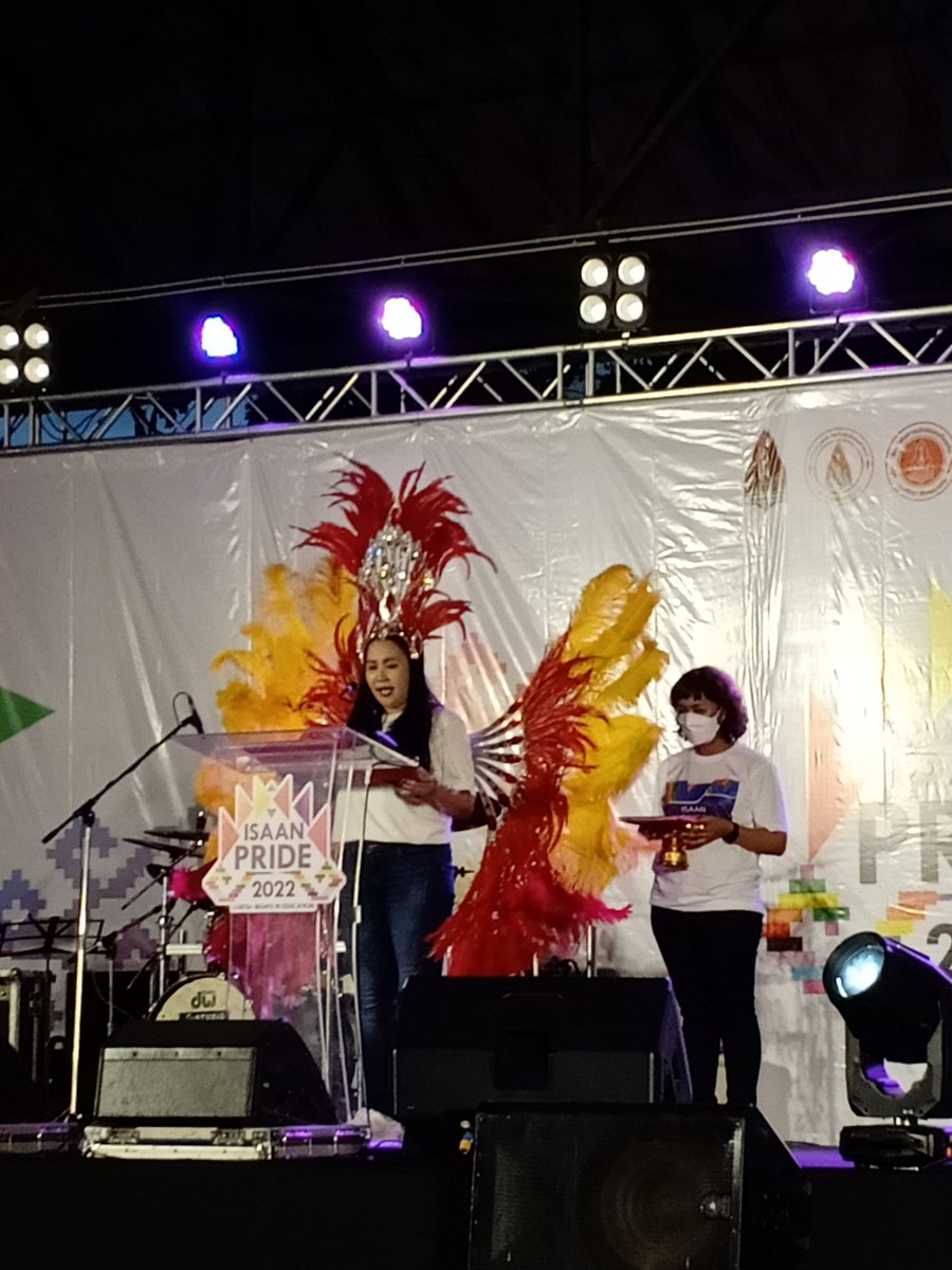 Nonthasak15's tweet photo. แล้วดูชุดคณบดีคณะมนุษยศาสตร์ฯ มข. ใส่มาเปิดงาน #ISAANPRIDE https://t.co/FNWO5vLxkf