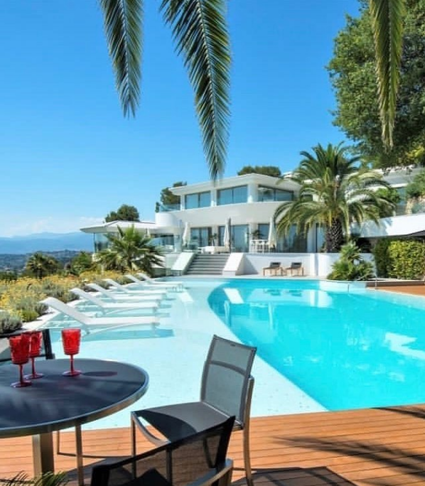 itvstudiosfr's tweet photo. 🔴 BIG NEWS : Nous sommes impatients de vous faire découvrir notre nouveau programme « French Riviera : Villas de rêve », à dévorer tout bientôt sur @RMCDecouverte @rmcstorytv  ☀️
🤜🏻🤛🏻 @CANTSTOPmedia 
#villas #tourisme #sud #tvshow #frenchriviera https://t.co/VwzFiaXOBK