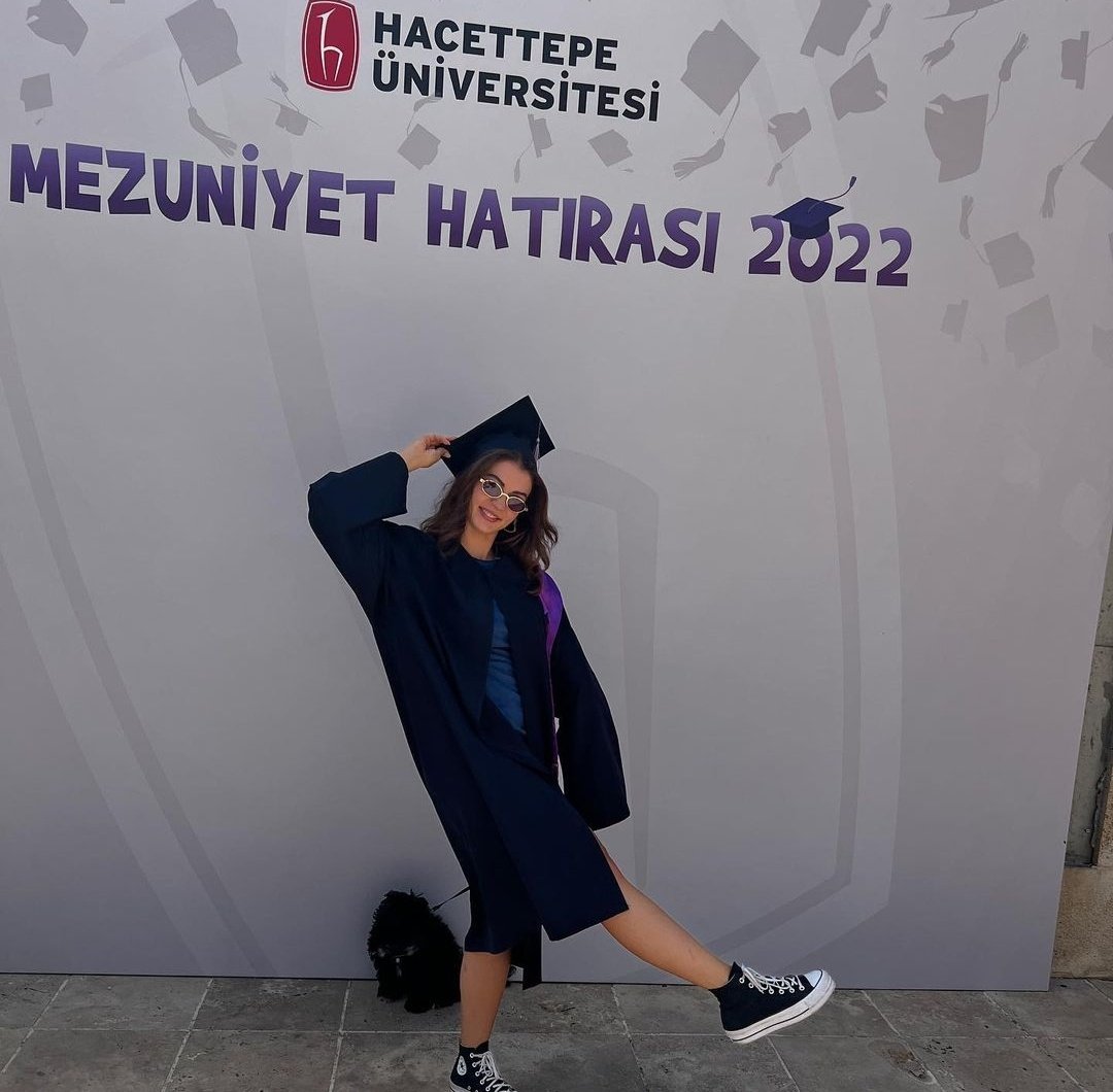hafsolii's tweet photo. mezun olmus çiçeğimm🥲🤍✨ https://t.co/6Uwnqhd282