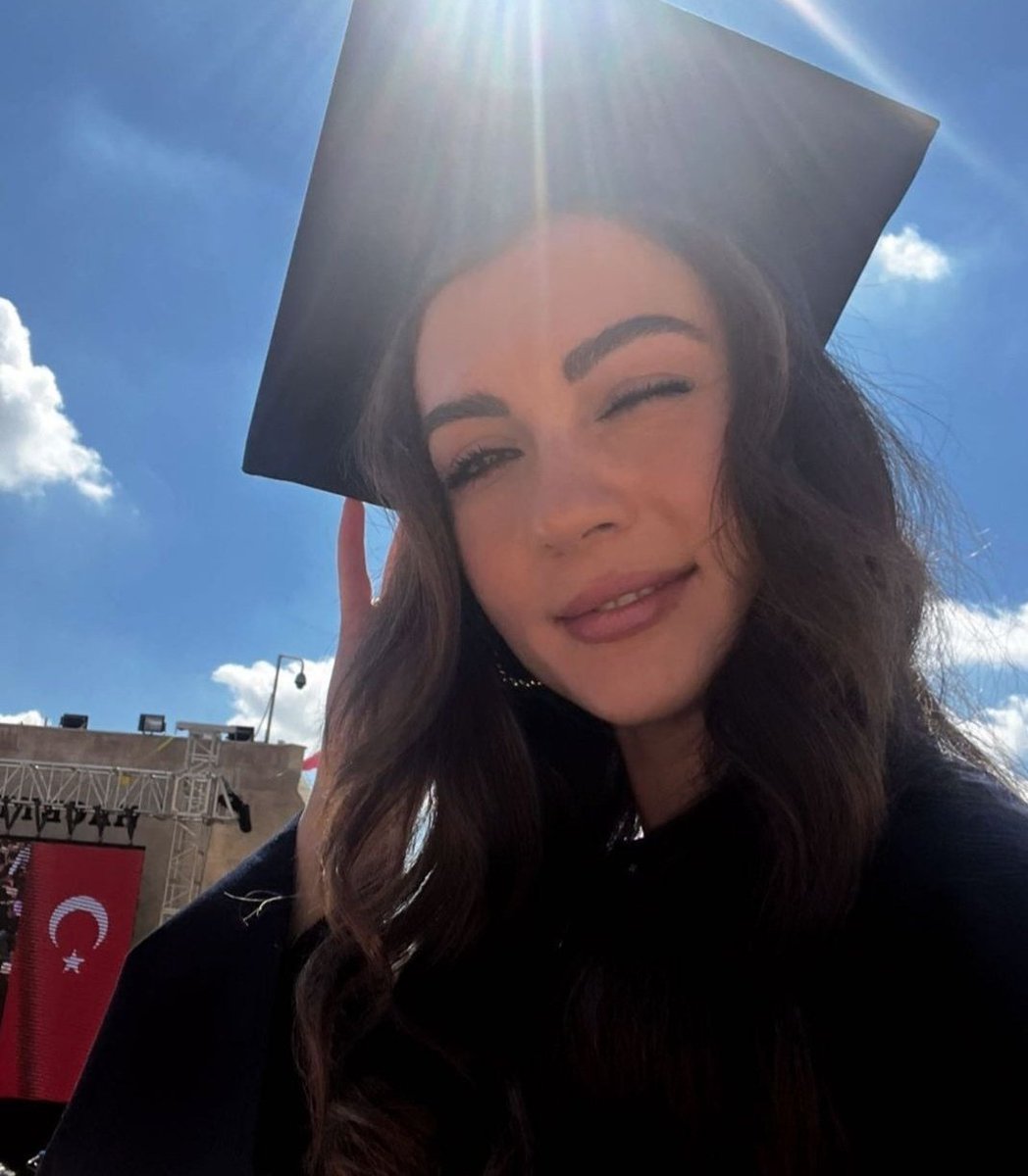 hafsolii's tweet photo. mezun olmus çiçeğimm🥲🤍✨ https://t.co/6Uwnqhd282