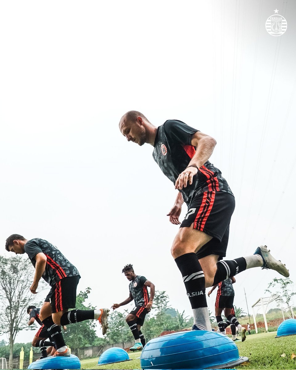 Persija_Jkt's tweet photo. Ondřej Kúdela 🤝 Michael Krmenčík

#BelieveIn12 #PersijaJakarta https://t.co/cV6LEY0a94
