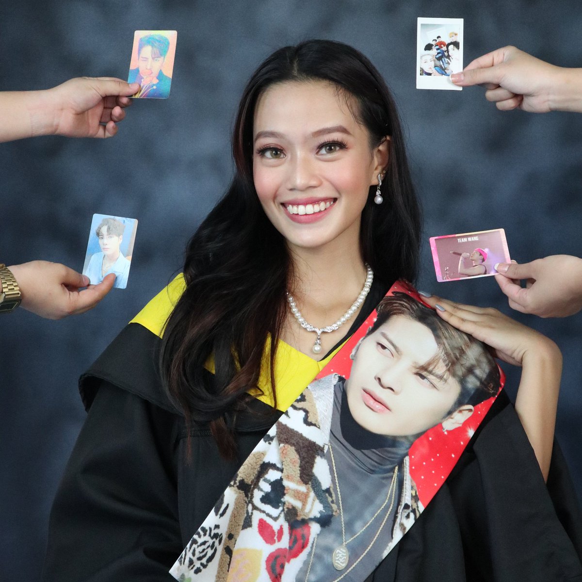 DheiWang's tweet photo. Gagraduate ng si @JacksonWang852  lang ang bebe 😍. All i need is concert ticket @JacksonWang852 🤣
#graduation2022 #TEAMWANG #GOT7 #IGOT7 https://t.co/BoDVLmBI4l