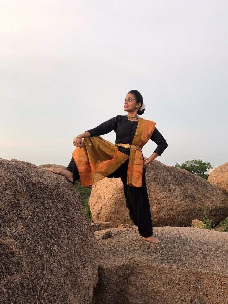 otherkohinoors's tweet photo. Neha Khaitan, a #bharatnatyam dancer, came to #Hyderabad and fell in love with these beautiful #rocks Thanks for sharing this pic Neha!
.
#Hyderabad #Deccan #Telangana #dancer #rocklove #landscape #beautiful #captivating #heritage #rocksofinstagram #Dance #dancersofinstagram https://t.co/Ik7kCPEqFm