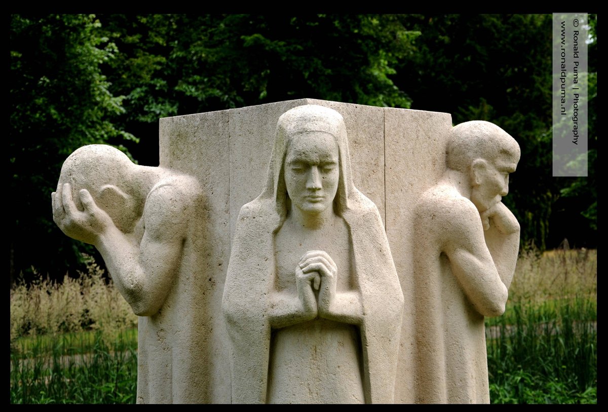 RonaldPumaPhoto's tweet photo. 'De Pleuranten' (1953) kunstwerk van Gijs Jacobs van den Hof (1889-1965) op #begraafplaats #Moscowa #Arnhem #Netherlands. #art #kunst #cultuur #Pleuranten. Mens tegen macht. Man against power. #war #Ukraine️ #Oekraine #Russia. https://t.co/AguLw8bbwy
