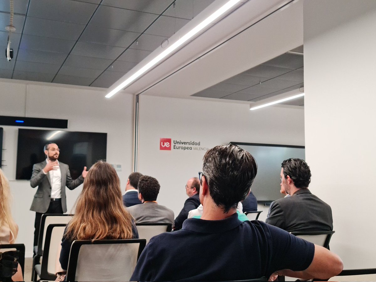 MariamparoRos's tweet photo. En la clausura de la Jornada de @avalnet con Vicent Gasso de la Universidad Europea de Valencia https://t.co/odNhvOqjW7