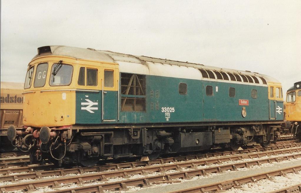 Westbury Open Day 5th May 1985 British Rail Class 33 diesel loco 33025 'Sultan' on display. BR Blue livery with grey roof. Rare meeting with another BRCW product - 27036 just in shot #BritishRail #BRCW #Sultan #Class33 #Westbury #OpenDay #BRBlue #trainspotting 🤓