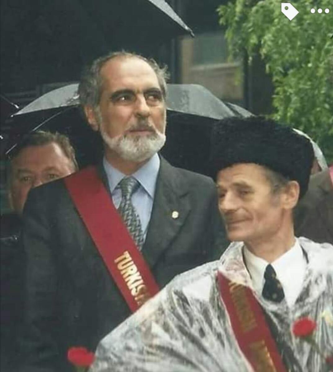 “Ben Türk’üm. Benim siyasetim liyakatin üstündedir. Ben Moskof çocuklarıyla, Tahran çocuklarıyla iş yapmam. Ben onlarla oturmam. Ben onlara söz vermem. Ben milletimin şerefi ve ruhuyla yaşayan bir insanım.” 

💬Ebulfez Elçibey 
Elçibey ve Kırımoğlu)