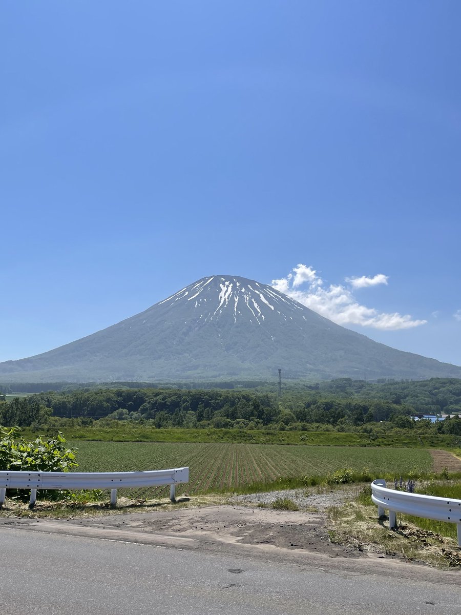 init003's tweet image. さて、どちらが富士山でしょうか？