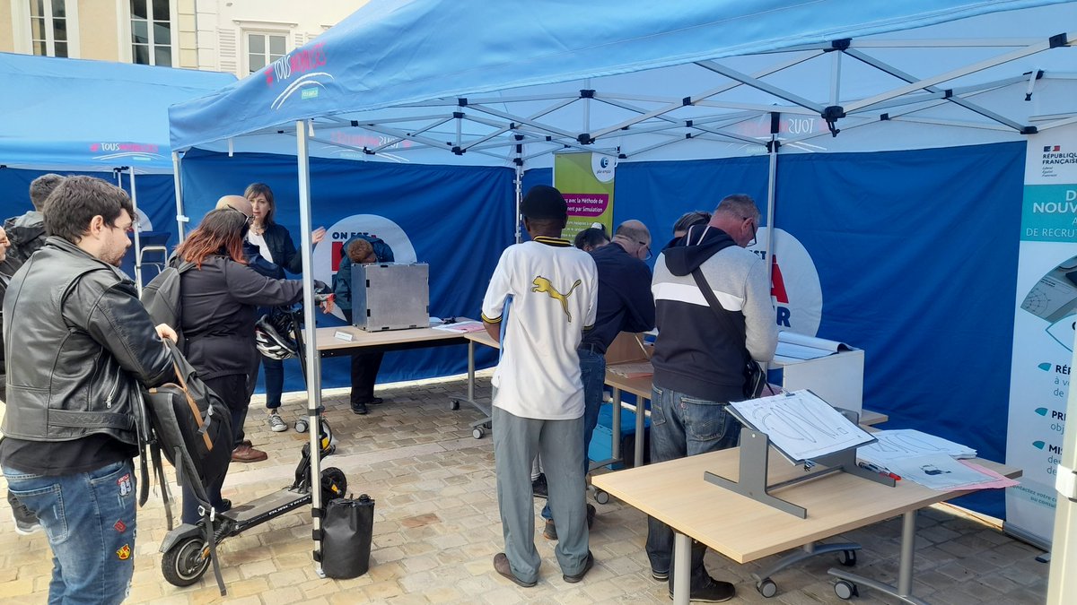 FTravail_CVL's tweet photo. C'est parti pour la dernière étape de la Place de l'#emploi et de la #formation. RDV aujourd'hui Place des Halles à Chartres pour découvrir les métiers qui recrutent ⤵️
#bâtiment #restauration #transport #agriculture https://t.co/VhjDN8THZY