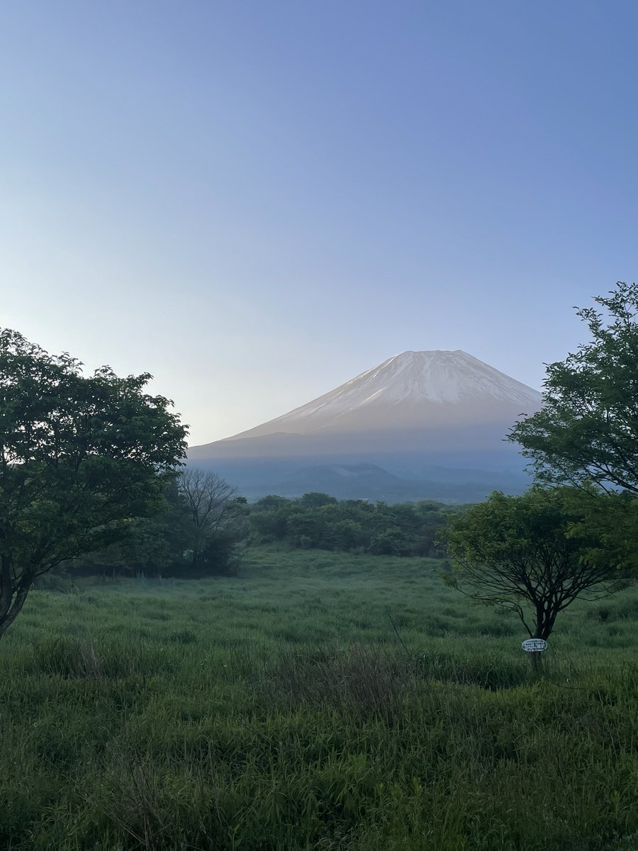 init003's tweet image. さて、どちらが富士山でしょうか？