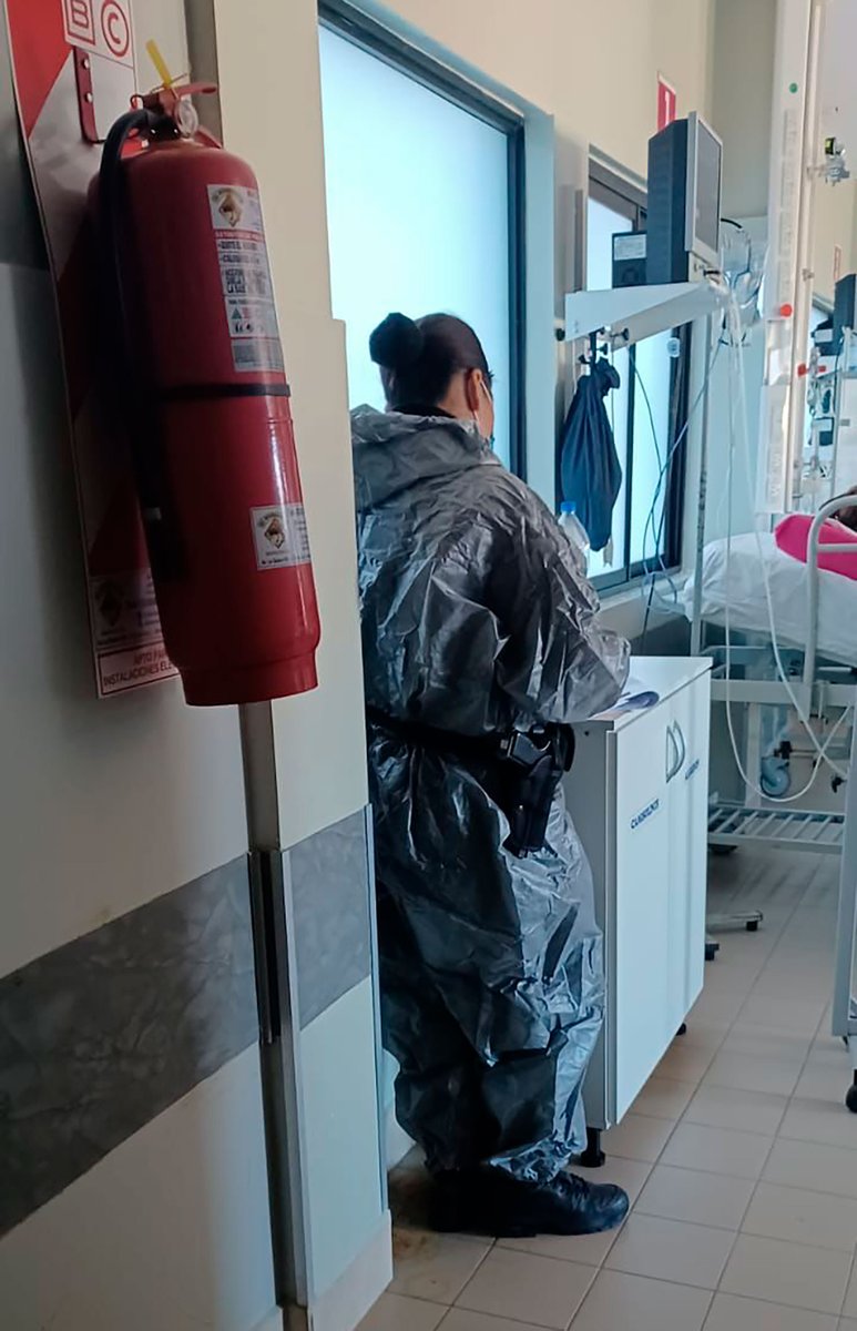 javiermdq's tweet image. La primera es la foto del policía que los #ProgresFalopa dicen &quot;hostiga a Milagro Sala&quot;, junto a una cama para pobres, en una habitación compartida.
En la otra, la delincuencia alrededor de la cama para ricos, en habitación individual.
¿Explicarles? ¿Pa que? es al pedo. #Siomes