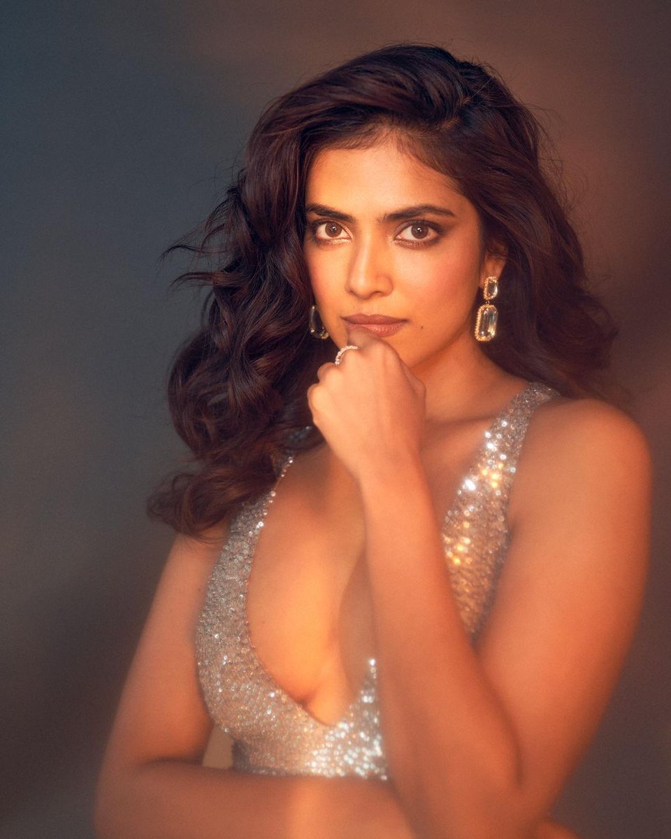 telugufilmnagar's tweet photo. Tick Tock, It's Glam O'clock!! ✨✨

#MalavikaMohanan @MalavikaM_ #TeluguFilmNagar https://t.co/1M7e0EaIpW