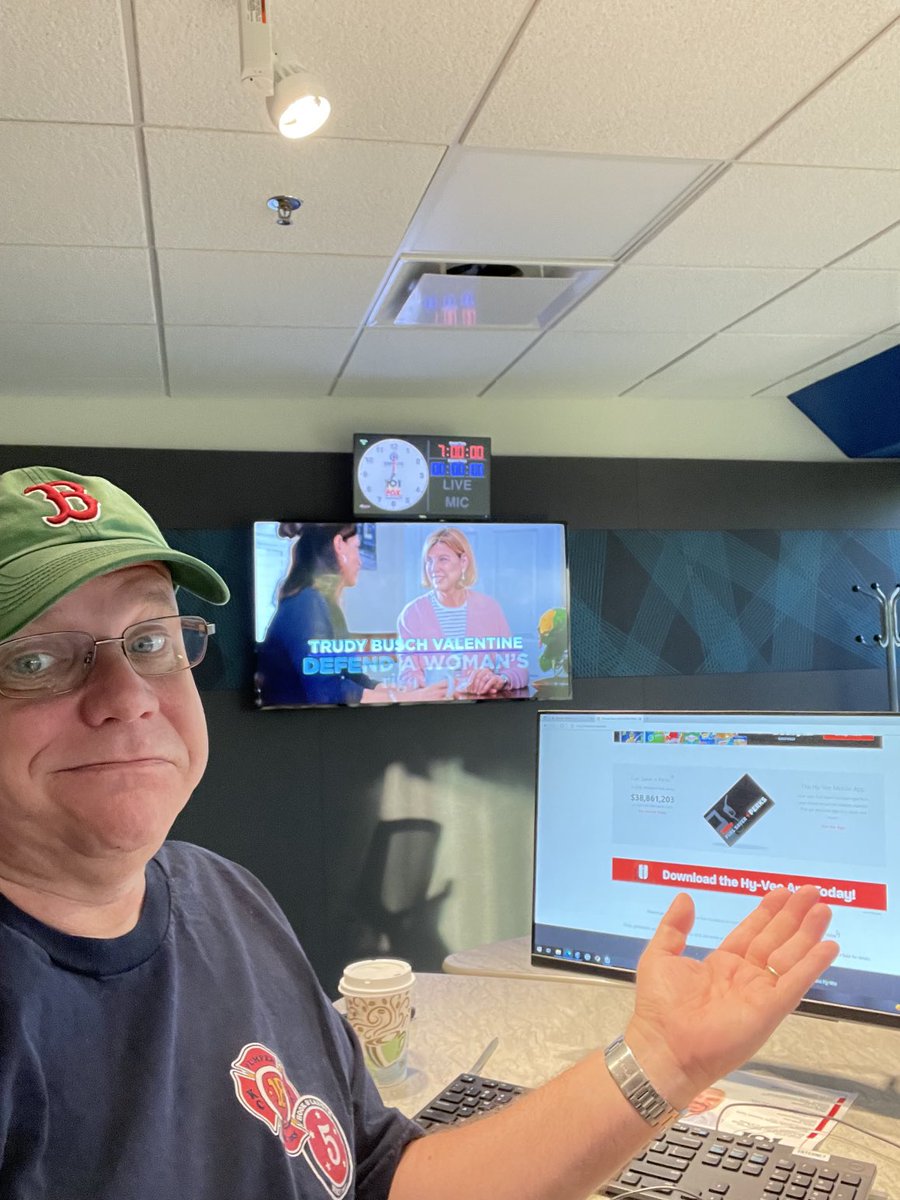 SlackerKC's tweet image. I’m saving on my gas even while I’m working! Lol#hyveefuelsavercard