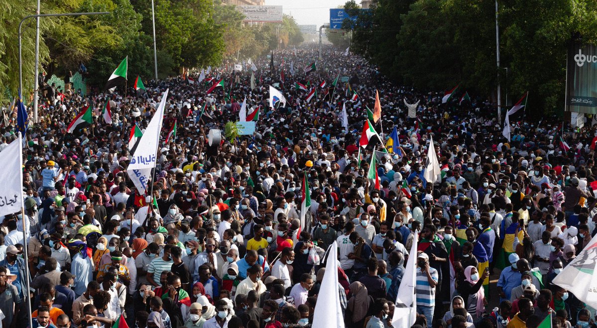 SamerX15's tweet photo. Since there is no  internet in sudan .
Lets be the sound of our revolution ✌🏻. #مليونية30يونيو🇸🇩🇸🇩🇸🇩🇸🇩 https://t.co/IsX8iw0mMo