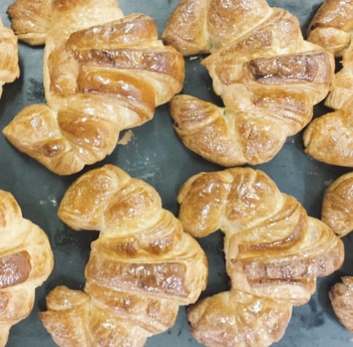 Y la segunda empresa colaboradora es <a href="/pastelemartin/">Pasteleria Martin</a> 
Obrador artesano desde 1983 y referencia en Lugo de productos como bombones, tartas o pasteles.
Gracias por renovar un año más vuestro compromiso con el baloncesto, el arbitraje español y nuestro campus <a href="/xuncas_d/">Campus</a> <a href="/XuncasD/">Xuncas Diversia</a>