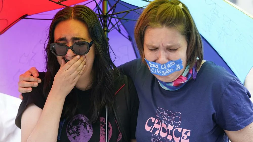 freesafelegal's tweet photo. France proposes bill to enshrine abortion rights in constitution. "Women's rights are always fragile rights that are regularly threatened," Aurore Berge described SCOTUS's decision to revoke abortion rights as “catastrophic for women around the world.” https://t.co/89Zg9cyjGG https://t.co/9lf0ttnd0V