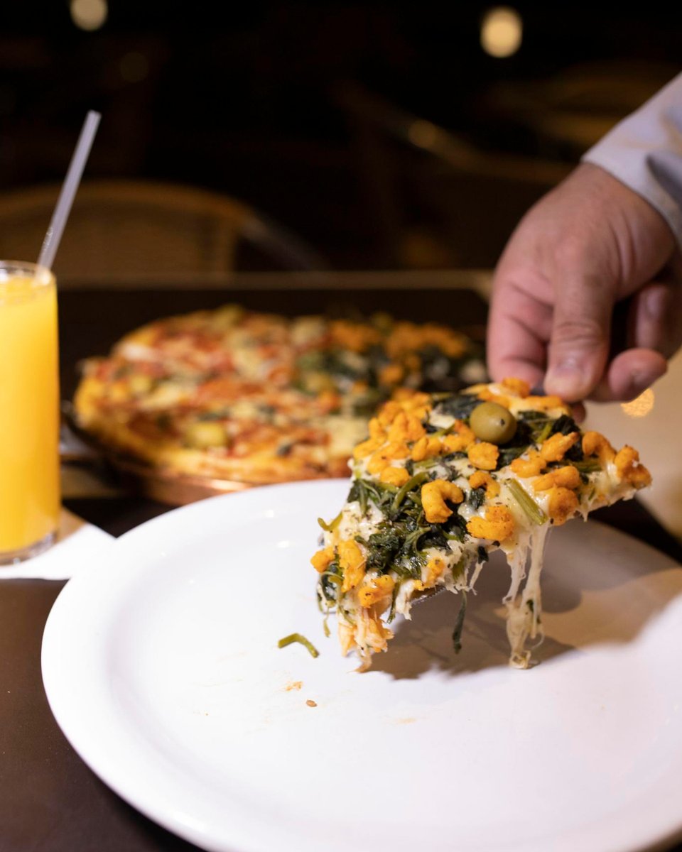 CaponeRistorant's tweet photo. Pizza Marajoara de frente pra baía. 🍕🍤
(pizza de mussarela, jambu e camarões regionais) #CaponteTrattoria #Marguerita #Calabreza #Italiana #4Queijos #PresuntoEQueijo #diRoma #Máfia #Marajoara https://t.co/KSUeLF0DeF