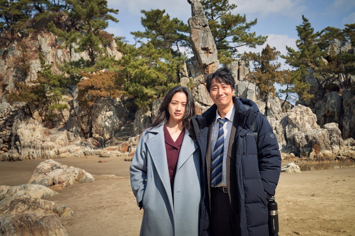 CJENMMOVIE's tweet photo. 카메라 뒤에서도 완벽한 케미에 C네지기의 마음은 마침내 붕괴되어버렸어요😢
단일한 캐스팅 X 단일한 케미 = 단일한 작품 = <#헤어질결심> 얼른 보러 가자요🏃

#제75회_칸영화제_감독상 #DecisionToLeave
#박찬욱감독 #탕웨이 #박해일 #절찬상영중 https://t.co/XQvHJz2FAL