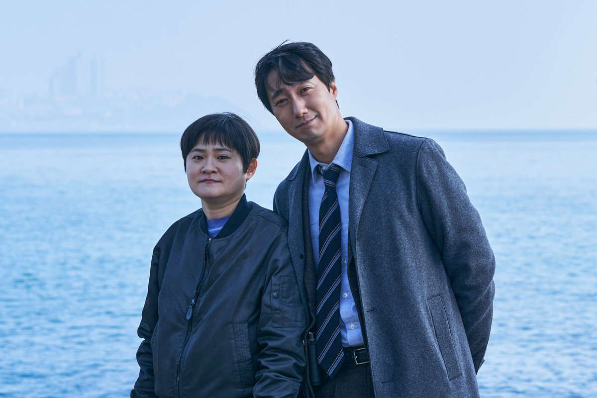 CJENMMOVIE's tweet photo. 카메라 뒤에서도 완벽한 케미에 C네지기의 마음은 마침내 붕괴되어버렸어요😢
단일한 캐스팅 X 단일한 케미 = 단일한 작품 = <#헤어질결심> 얼른 보러 가자요🏃

#제75회_칸영화제_감독상 #DecisionToLeave
#박찬욱감독 #탕웨이 #박해일 #절찬상영중 https://t.co/XQvHJz2FAL