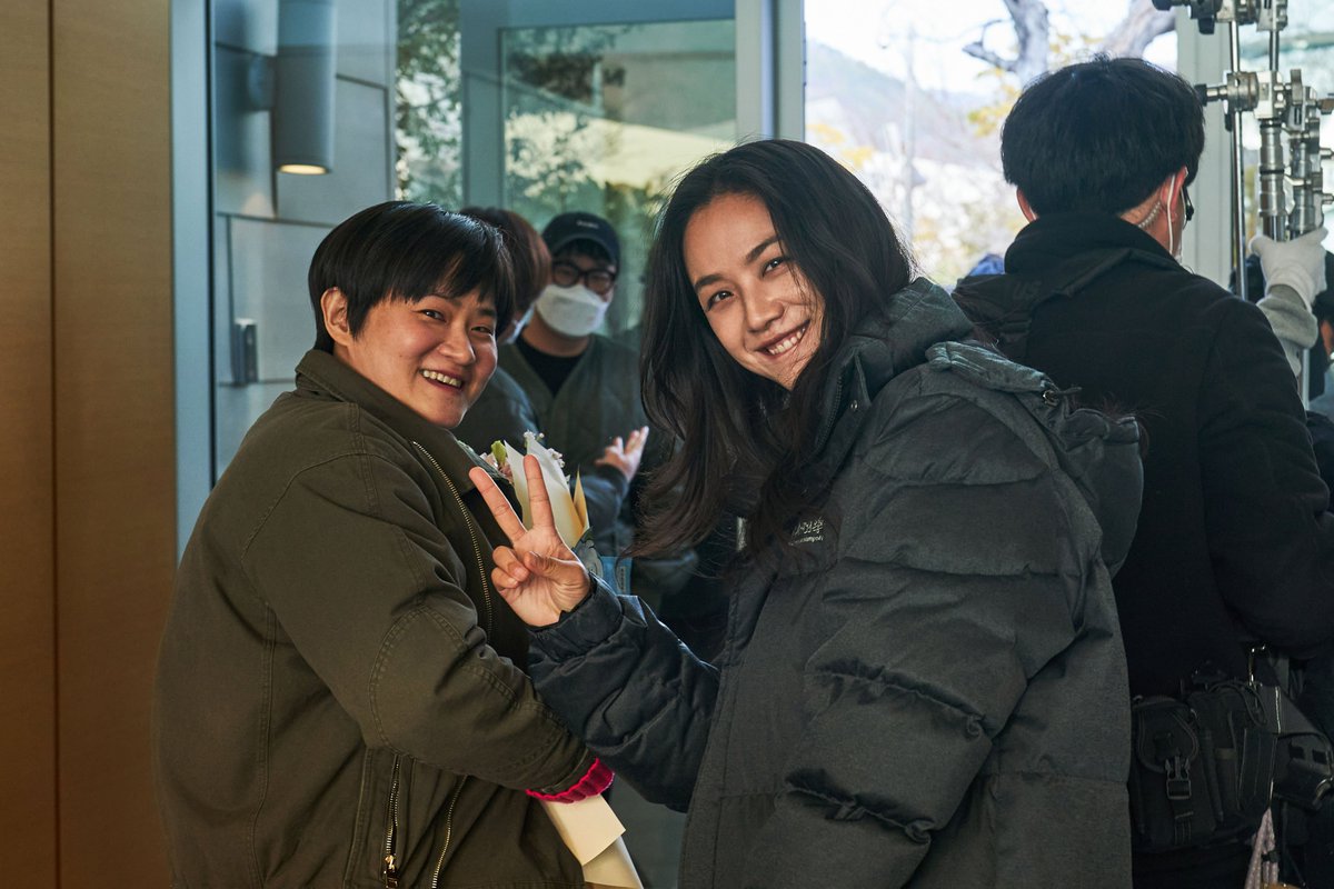 CJENMMOVIE's tweet photo. 카메라 뒤에서도 완벽한 케미에 C네지기의 마음은 마침내 붕괴되어버렸어요😢
단일한 캐스팅 X 단일한 케미 = 단일한 작품 = <#헤어질결심> 얼른 보러 가자요🏃

#제75회_칸영화제_감독상 #DecisionToLeave
#박찬욱감독 #탕웨이 #박해일 #절찬상영중 https://t.co/XQvHJz2FAL