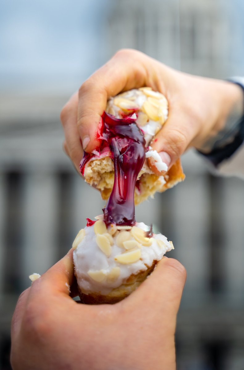 Doughnotts's tweet photo. Oh come on. Even I can’t get over this and I see them everyday 😭 https://t.co/uRsXQlsVmn