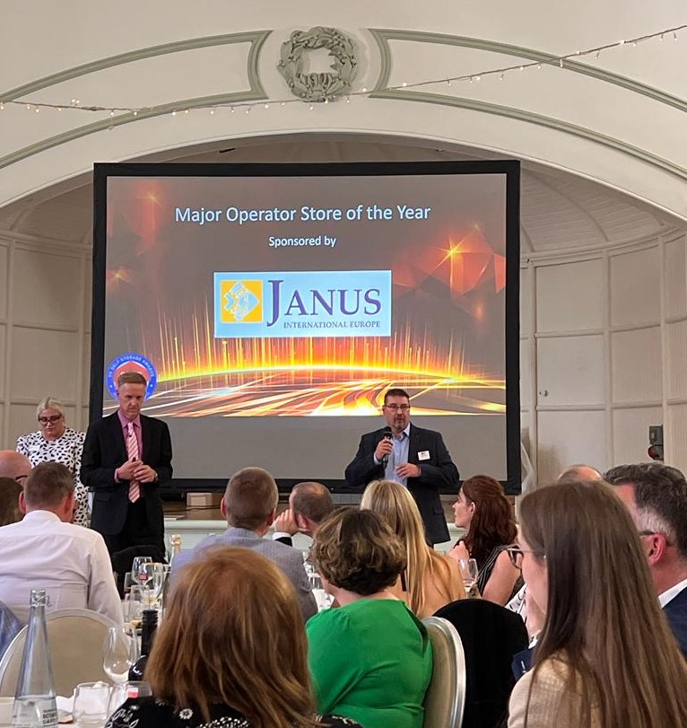 JanusEurope's tweet photo. Thank you for a fantastic evening, @info_SSA_UK!
Congratulations to @Storage_King_UK Doncaster for winning the Major Operator of the Year Award 2022!
And a big well done to all the other finalists.
https://t.co/wOET0THfp3
#SelfStorage #SelfStorageAwards #StorageKing #Janus https://t.co/GcCuoxsr7B