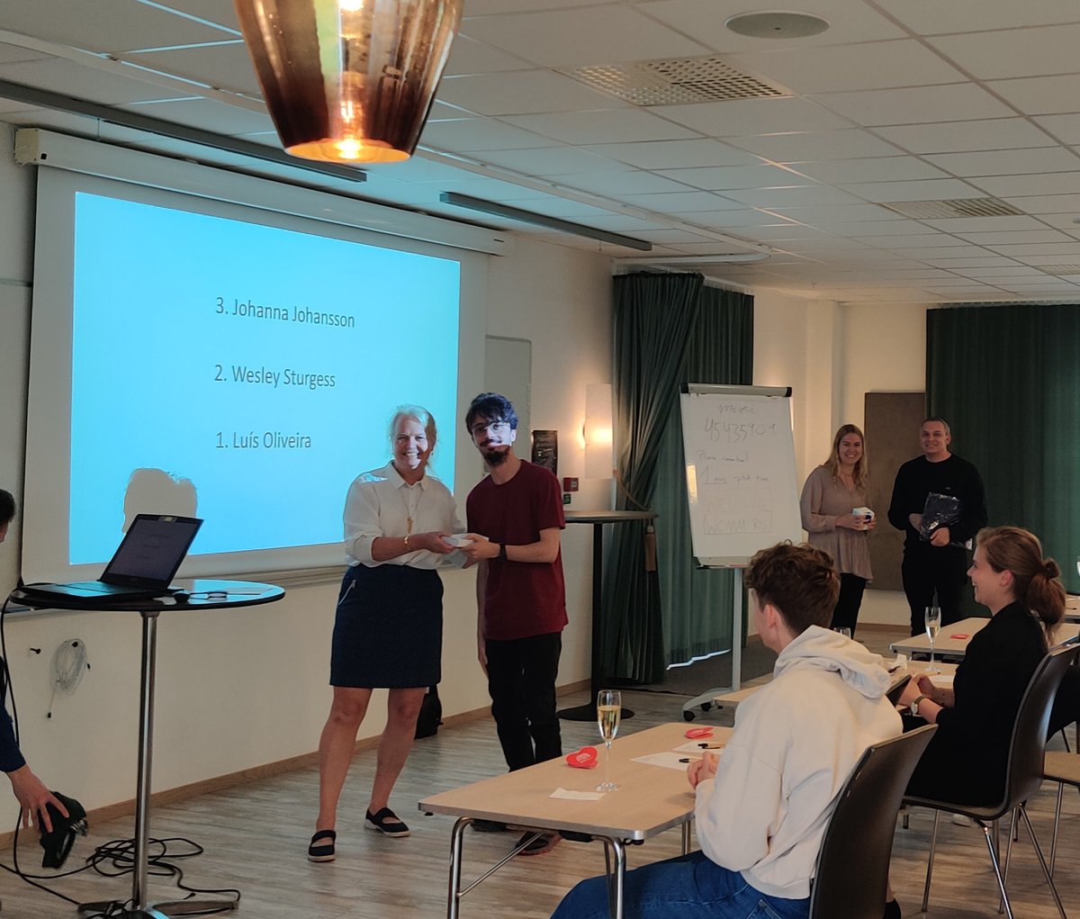 1 month ago, <a href="/luisfholiveira/">Luís Henriques Oliveira</a> PhD student at <a href="/CellReproLab/">Pereira Lab</a>, received an award for best presentation at @LuWcmm research school retreat! now  at #NMMPschool2022 in transcriptomics during development and cancer. Enjoy Swedish summer Science Luís!