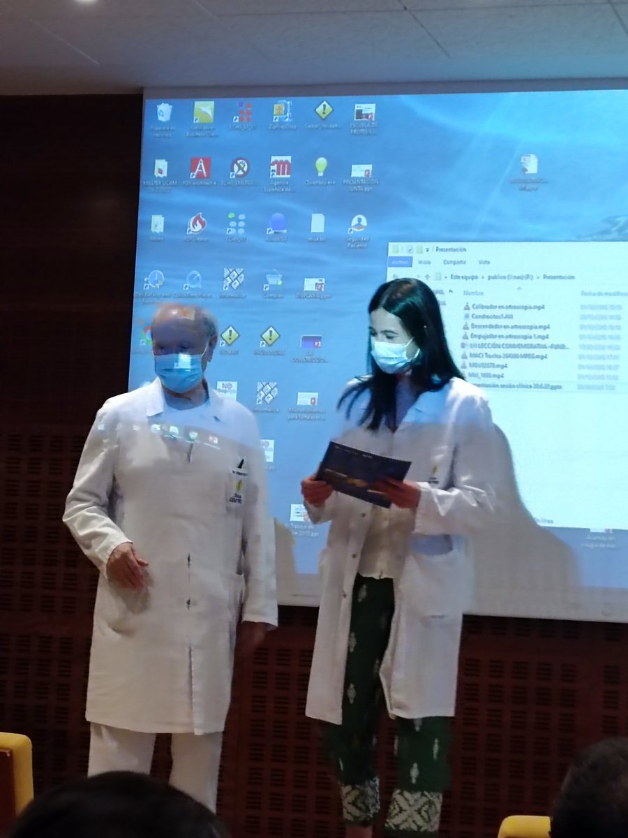 arauz_santiago's tweet photo. 👩‍🎓Hoy terminó su rotación de dos meses en la unidad de hombro de @ClinicaCEMTRO Lucía Domingo @Lu_Domingo, residente de traumatología del hospital de Lugo. Ha sido un placer tenerte con nosotros, mucha suerte, contamos contigo para el próximo Master de hombro! https://t.co/LNlQxMTHRH