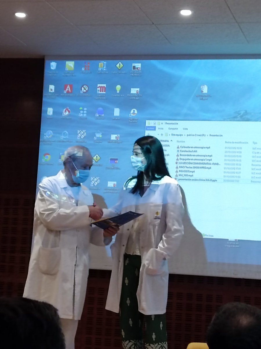 arauz_santiago's tweet photo. 👩‍🎓Hoy terminó su rotación de dos meses en la unidad de hombro de @ClinicaCEMTRO Lucía Domingo @Lu_Domingo, residente de traumatología del hospital de Lugo. Ha sido un placer tenerte con nosotros, mucha suerte, contamos contigo para el próximo Master de hombro! https://t.co/LNlQxMTHRH