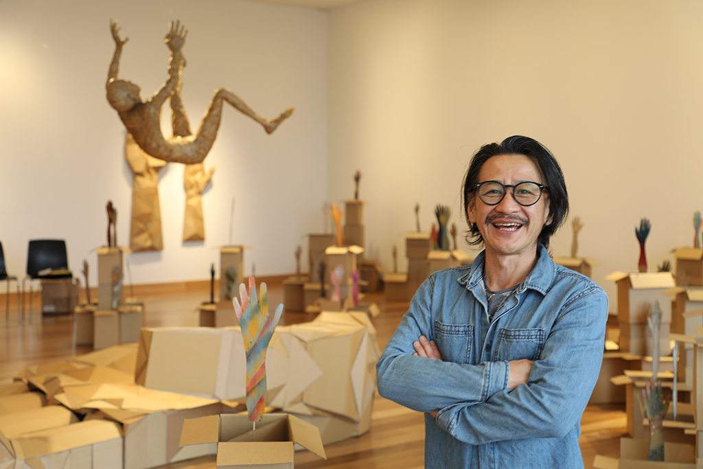 A North East artist exhibiting at Hyphen - Wodonga Library Gallery hopes a garden of hands will bloom into a powerful call for change and improvement.

hyphenwodonga.com.au/News/garden-of…

#hyphenwodonga #wodonga #HandsUp #art
