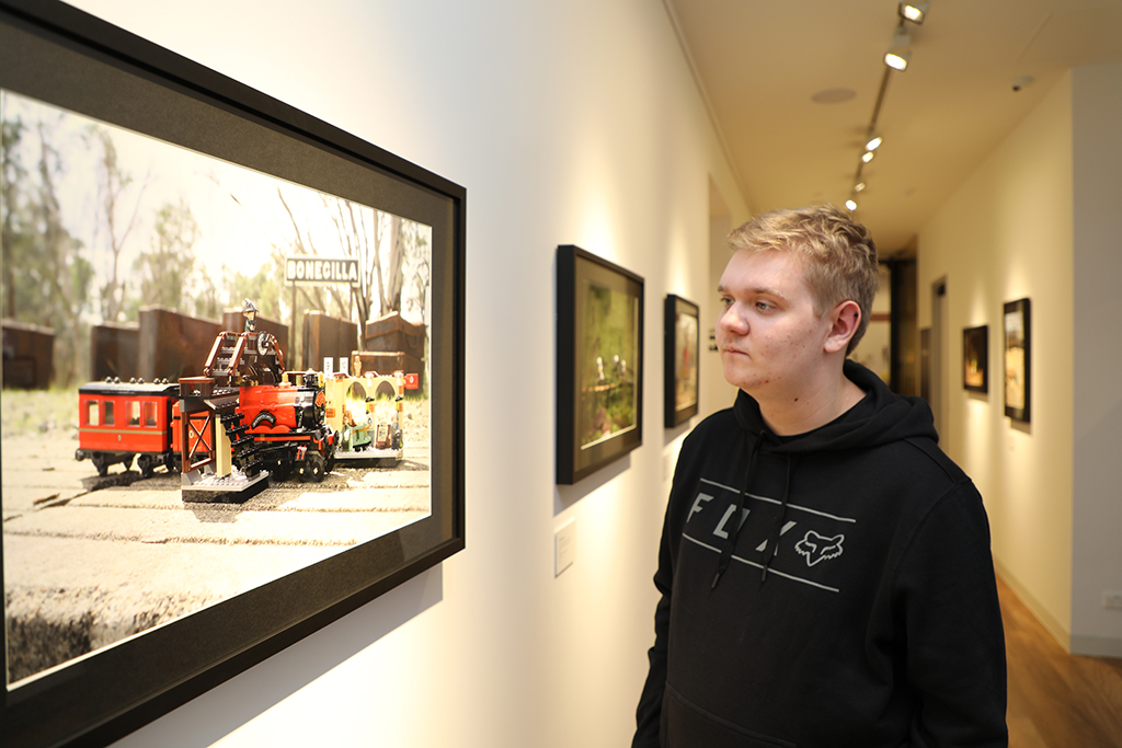 Wodonga teenager Adrian Kaletta  uses LEGO to build imaginary worlds in our own backyard – the Hume Weir, Woolshed Falls and the Bonegilla historic railway siding, to name a few.

hyphenwodonga.com.au/News/every-day…

#hyphenwodonga #wodonga #LEGO #art