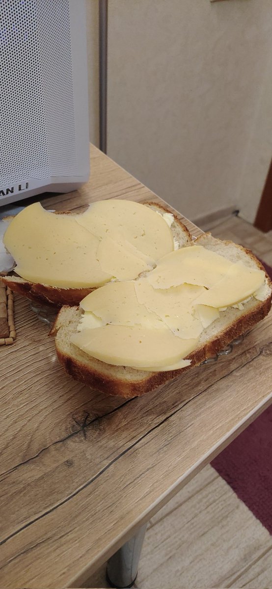 RouMokytoki's tweet photo. У меня самая лучшая жена на свете, кто еще сделает тебе бутербродик утром, когда ты сам ничего не делаешь? https://t.co/WfCJkoVwC2