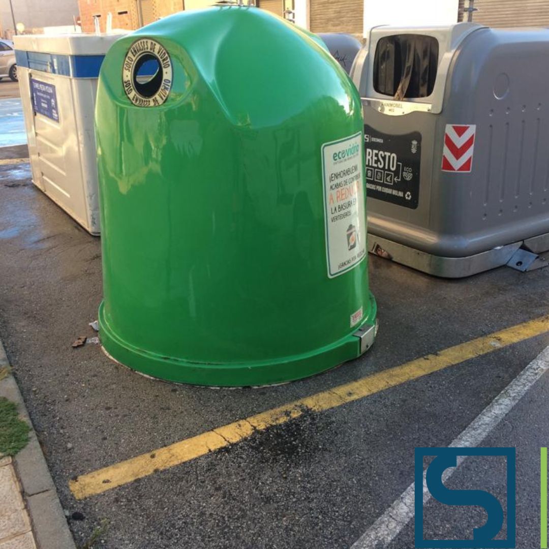 SercomosaN's tweet photo. Limpieza de contenedores en el municipio. 

¡Ya sabes! Para prevenir que aparezcan malos olores debes depositar tus residuos dentro de una bolsa cerrada en el #ContenedordeResto.

En el #ContendorAmarillo intenta vaciar bien los envases antes de depositarlos.

#CuidamosMolina💪 https://t.co/l8SIKRwyo8