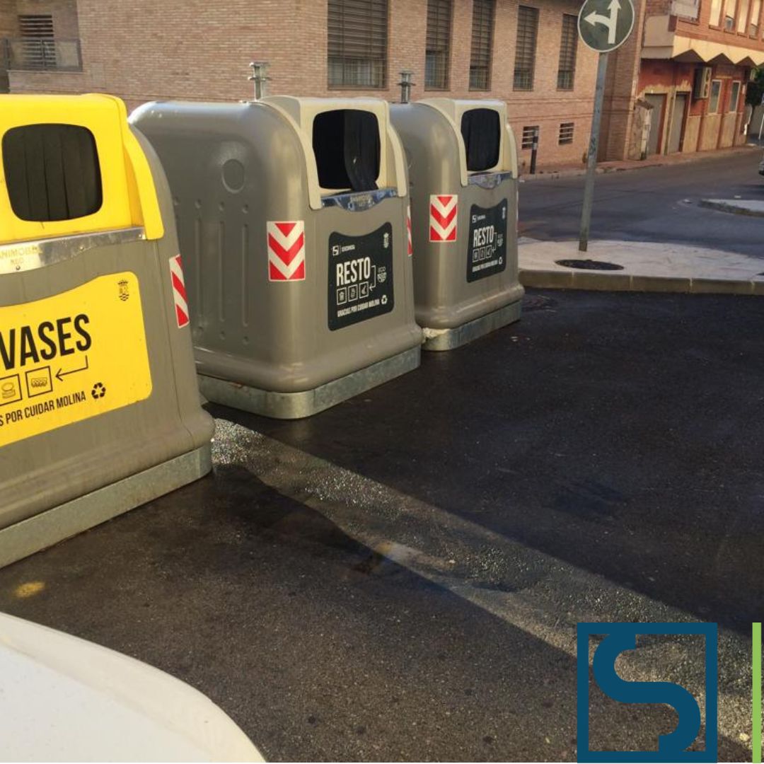 SercomosaN's tweet photo. Limpieza de contenedores en el municipio. 

¡Ya sabes! Para prevenir que aparezcan malos olores debes depositar tus residuos dentro de una bolsa cerrada en el #ContenedordeResto.

En el #ContendorAmarillo intenta vaciar bien los envases antes de depositarlos.

#CuidamosMolina💪 https://t.co/l8SIKRwyo8