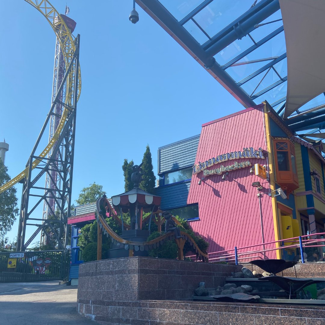 HelFreebike's tweet photo. Huvipuistoon kesäpäivää viettämään? 🎢

Sähköpyörällä mikä vain mäki ylös kevyesti! 🚵‍♂️

Freebike virtuaaliasema löytyy Sturenkadulta, kiven heiton päästä sisäänkäynniltä. 🅿️

#helsinkifreebike #helsinki #kesähelsinki #pyöräily #pyöräretki  #sähköpyörä #sähköpyöräily #kesäpäivä https://t.co/7x7LsPuFYX