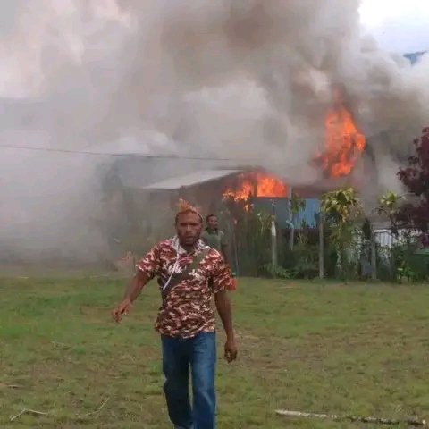 tambijr_4rmPNG's tweet photo. Southern Highlands governor William Powi's supporters burning down Nipa-Kutubu MP Jefferey Komal's house and properties in Nipa station this afternoon. More stories to follow. https://t.co/06PewOo2ti