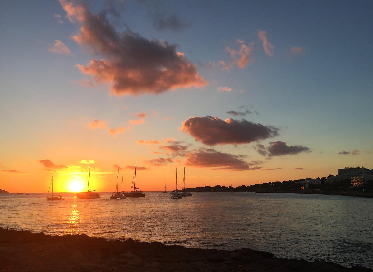 Cerramos junio con esta preciosa imagen de un atardecer en #Ibiza. Cuéntanos, ¿cuál es tu lugar favorito de la isla?
