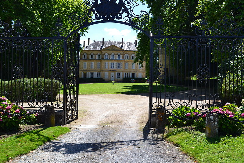 MonumentumFr's tweet photo. Château à Toury-Lurcy (Nièvre). Château reconstruit en 1776 à l'emplacement d'un site médiéval. Ajout d'un étage supplémentaire à la fin du 19e siècle par l'architecte Bouveault. Au rez-de-chaussée, un salon es... #Patrimoine #MonumentHistorique 👉 https://t.co/vnAloBJLCq https://t.co/pE9SpcI3V4